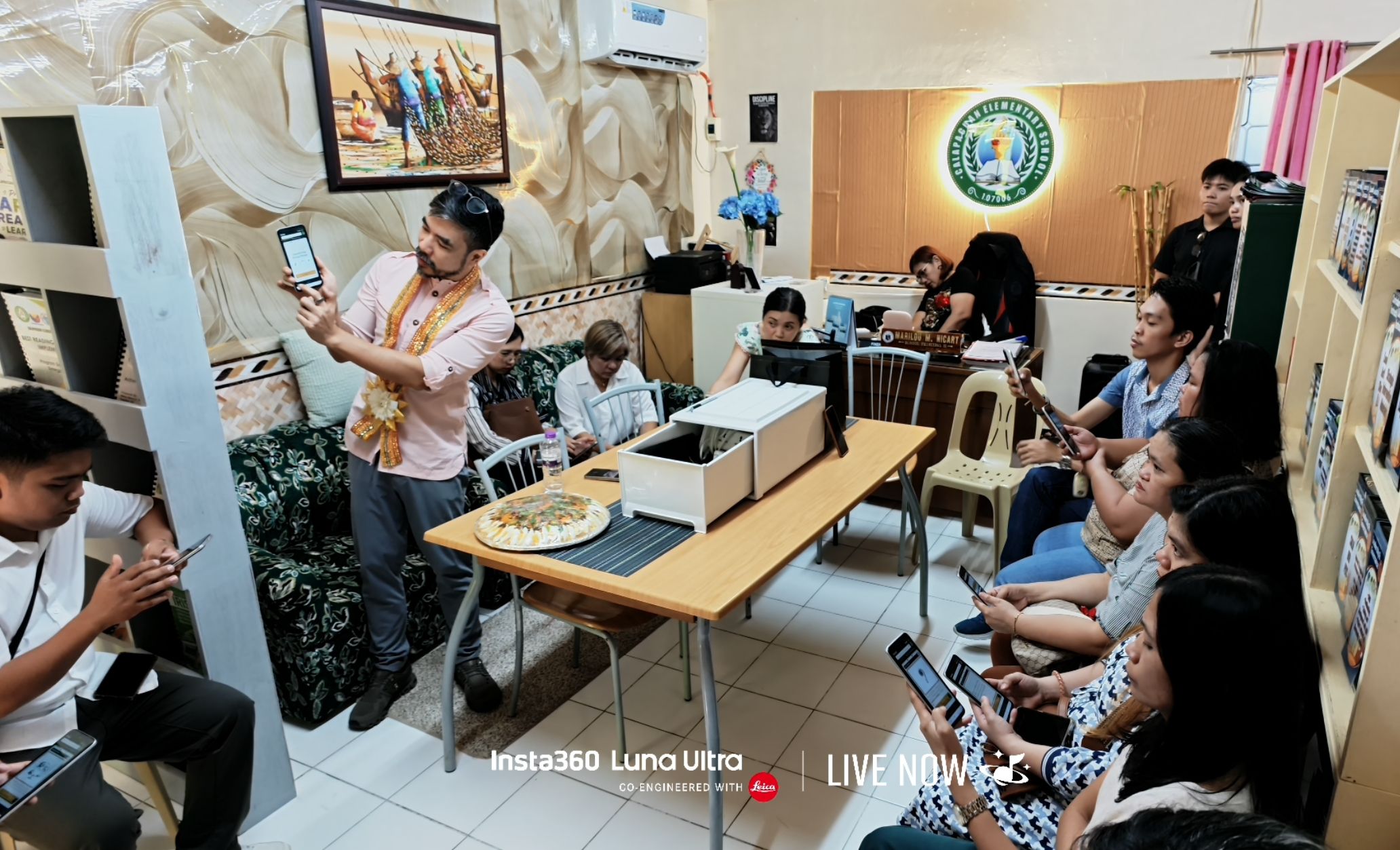 A Hiraia phone demonstration with a group following along on their own phones